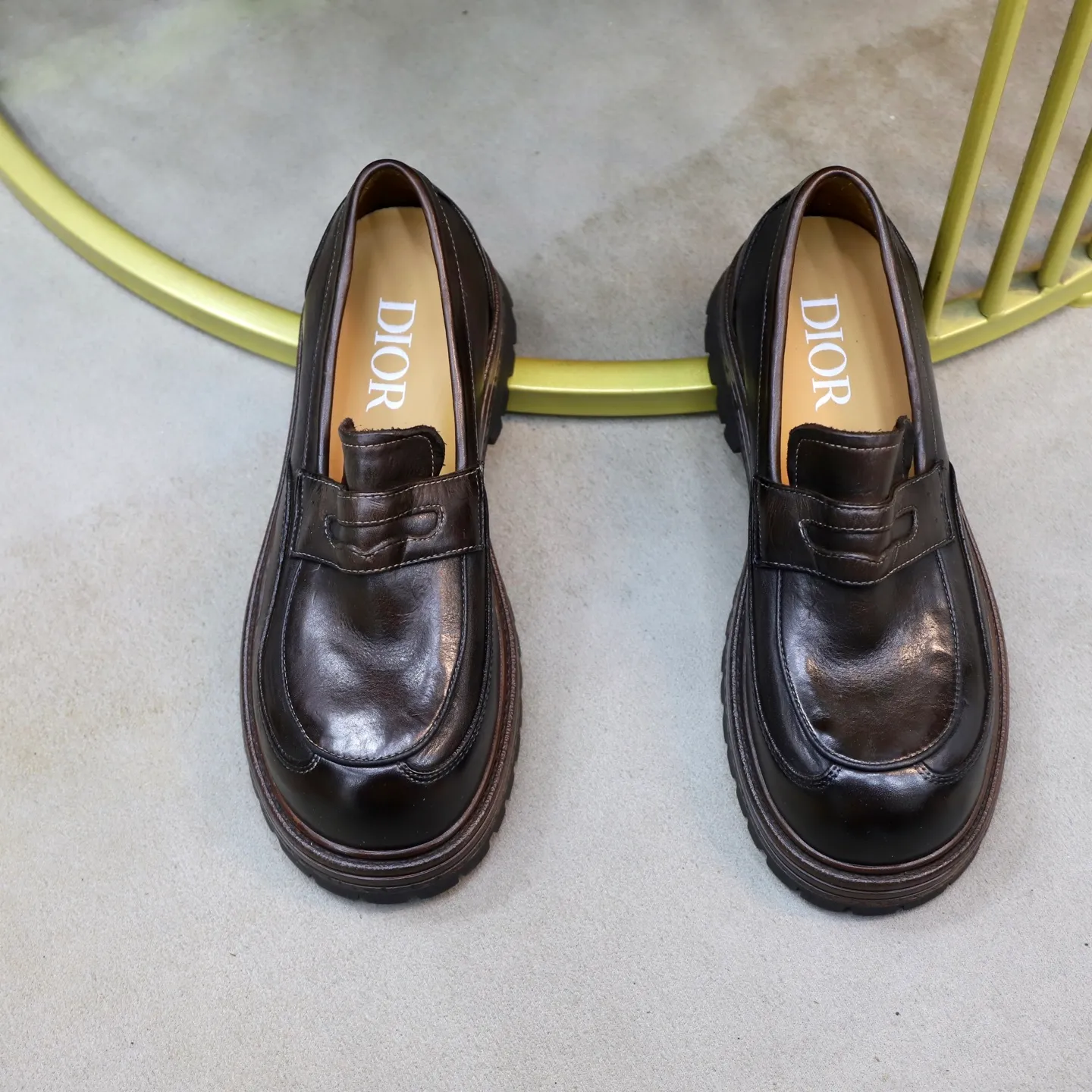 Factory price: 540💰 [Dior] Dior's new casual men's shoes are launched in Hong Kong counters. Official website 1:1 production. Italian washed cowhide + water-dyed leather lining. Designed by European and American masters. Perfect shape to create counter quality, solid color rubber wear-resistant outsole and classic dazzling head! Super versatile and very comfortable. High-end without losing taste, fashionable and novel! ! Absolute focus! 3 colors available! Code number 38-45